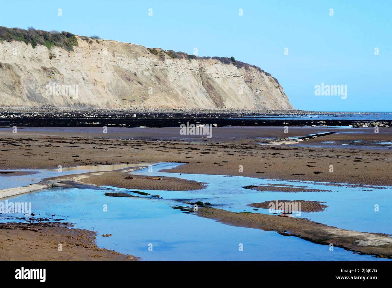 Le piscine rocciose e il mare scintillante di Robin Hood's Bay, Yorkshire, Regno Unito Foto Stock