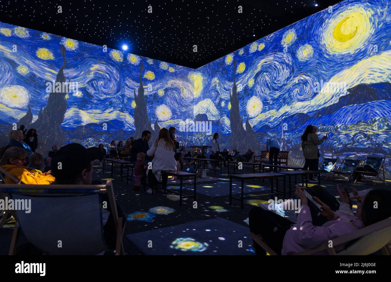 Londra, Regno Unito. 30 aprile 2022. Il pubblico guarda la Notte Starry a Van Gogh l'esperienza coinvolgente con luci illustrate e storie sonore. Foto Stock
