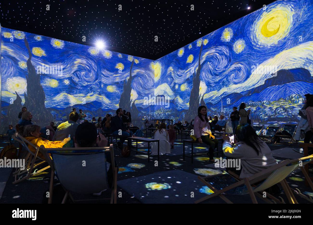 Londra, Regno Unito. 30 aprile 2022. Il pubblico guarda la Notte Starry a Van Gogh l'esperienza coinvolgente con luci illustrate e storie sonore. Foto Stock