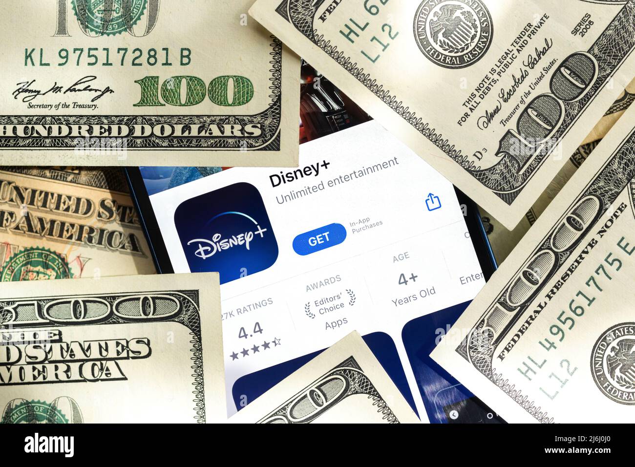 Poltava, Ucraina - 28 aprile 2022: Disney Plus app, TV streaming applicazione icona close-up su telefono cellulare, business background Foto Stock