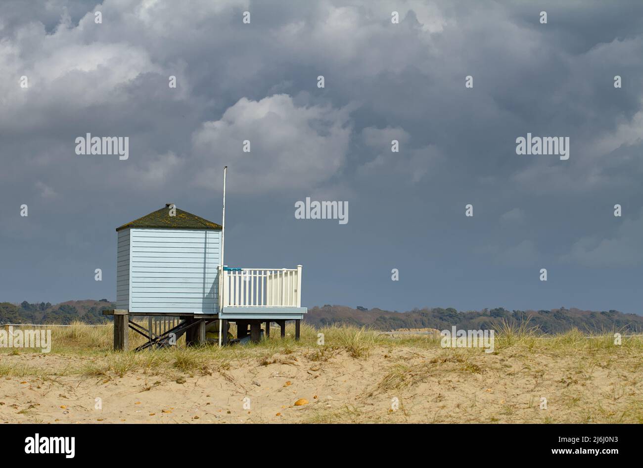 Beach Hut con balcone su Una pioggia, Stormy Day SU Mudeford Spit, Hengistbury Head UK Foto Stock