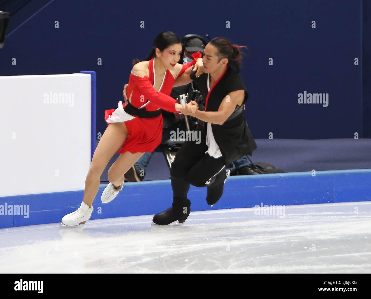 Kana MURAMOTO / Daisuke TAKAHASHI del Japon durante il campionato di skating di figure del mondo ISU 2022 il 25 marzo 2022 alla Arena del Sud de France a Montpellier, Francia - Foto Laurent Lairys / DPPI Foto Stock