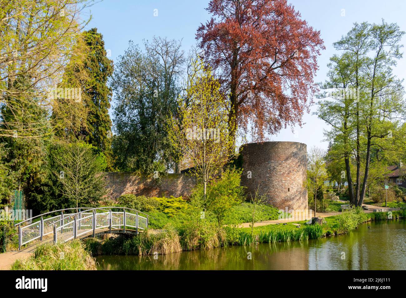 Deutschland, NRW, Kreis Heinsberg, Wassenberg, Stadtpark, Blick über den Kahnweiher (auch Gondelweiher), Wehrturm der Stadtbefestigung Foto Stock