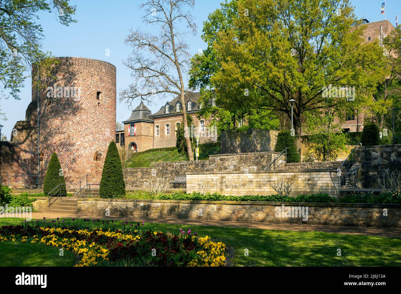 Deutschland, NRW, Kreis Heinsberg, Wassenberg, Blick über den Stadtpark zur zur Burg Foto Stock