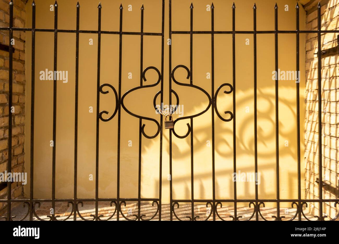 vecchi e moderni elementi decorativi in metallo forgiato di recinzioni, cancelli Foto Stock