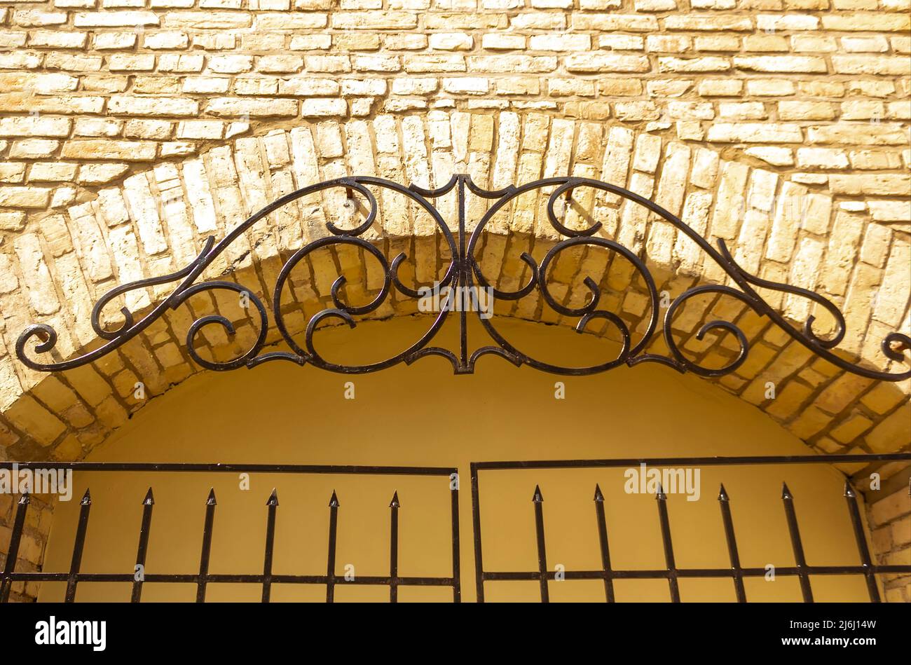 vecchi e moderni elementi decorativi in metallo forgiato di recinzioni, cancelli Foto Stock