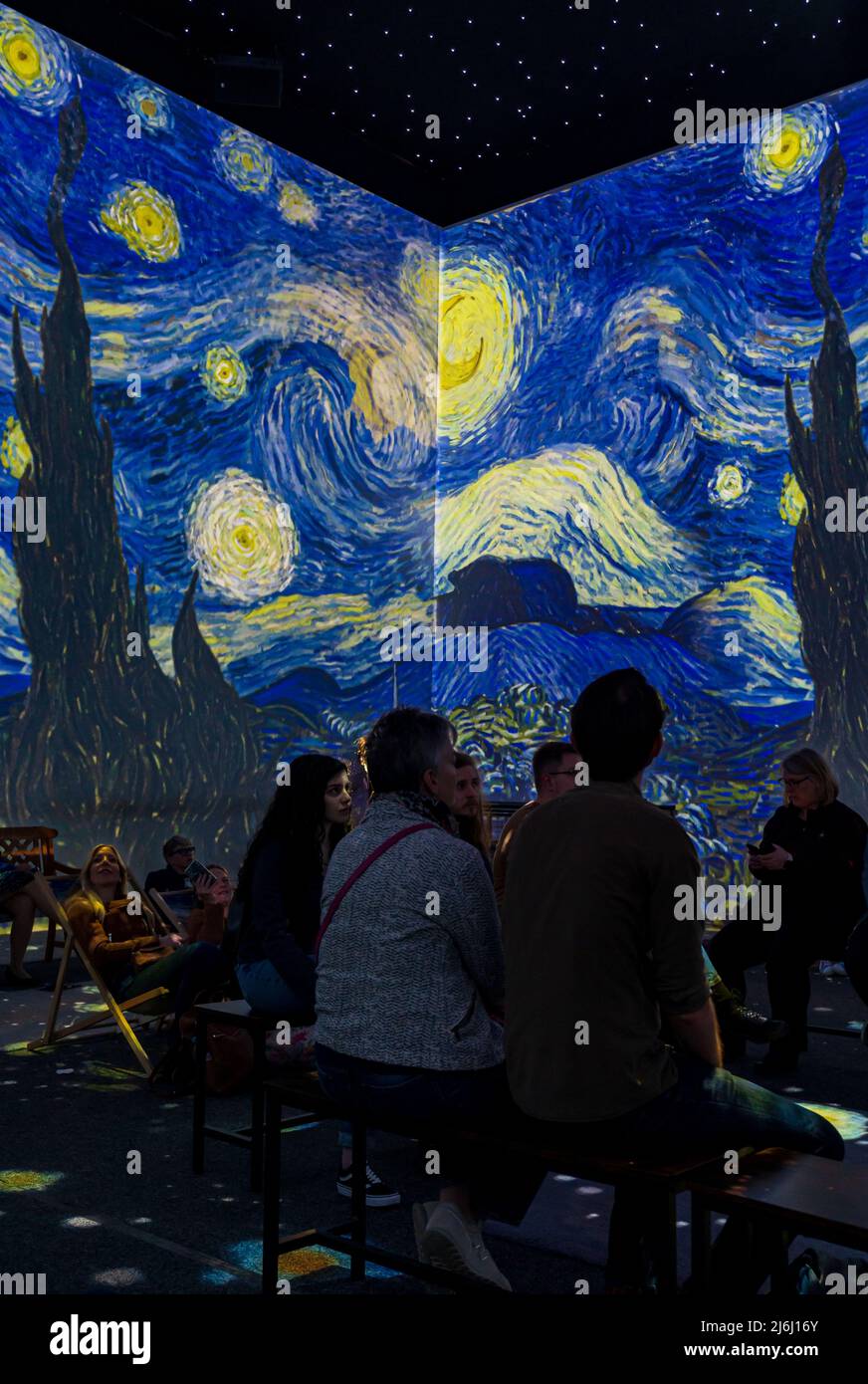 Londra, Regno Unito. 30 aprile 2022. Il pubblico guarda la Notte Starry a Van Gogh l'esperienza coinvolgente con luci illustrate e storie sonore. Foto Stock