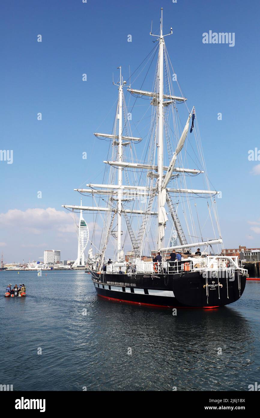 TS Royalist una brigata di addestramento e il Sea Cadets Flagship lasciando Haslar Marina, marzo 2022 Foto Stock