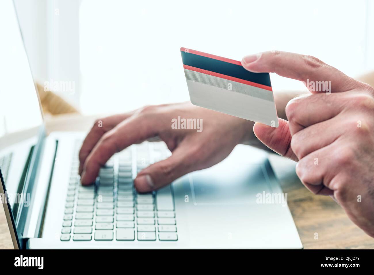 persona che utilizza carta di credito e computer portatile per lo shopping online e il pagamento, e-commerce concetto Foto Stock