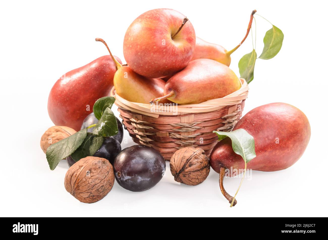 pere, prugne e noci su sfondo bianco con ombra morbida Foto Stock