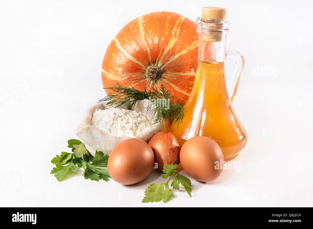zucca e altri ingredienti per casseruola di zucca su sfondo chiaro Foto Stock