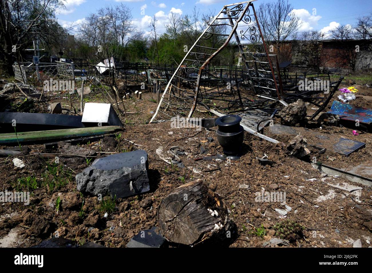 ODESA, UCRAINA - 1 MAGGIO 2022 - la conseguenza di un missile russo che colpiva uno dei cimiteri comunali il 23 aprile 2022, è raffigurata a Odesa, Foto Stock