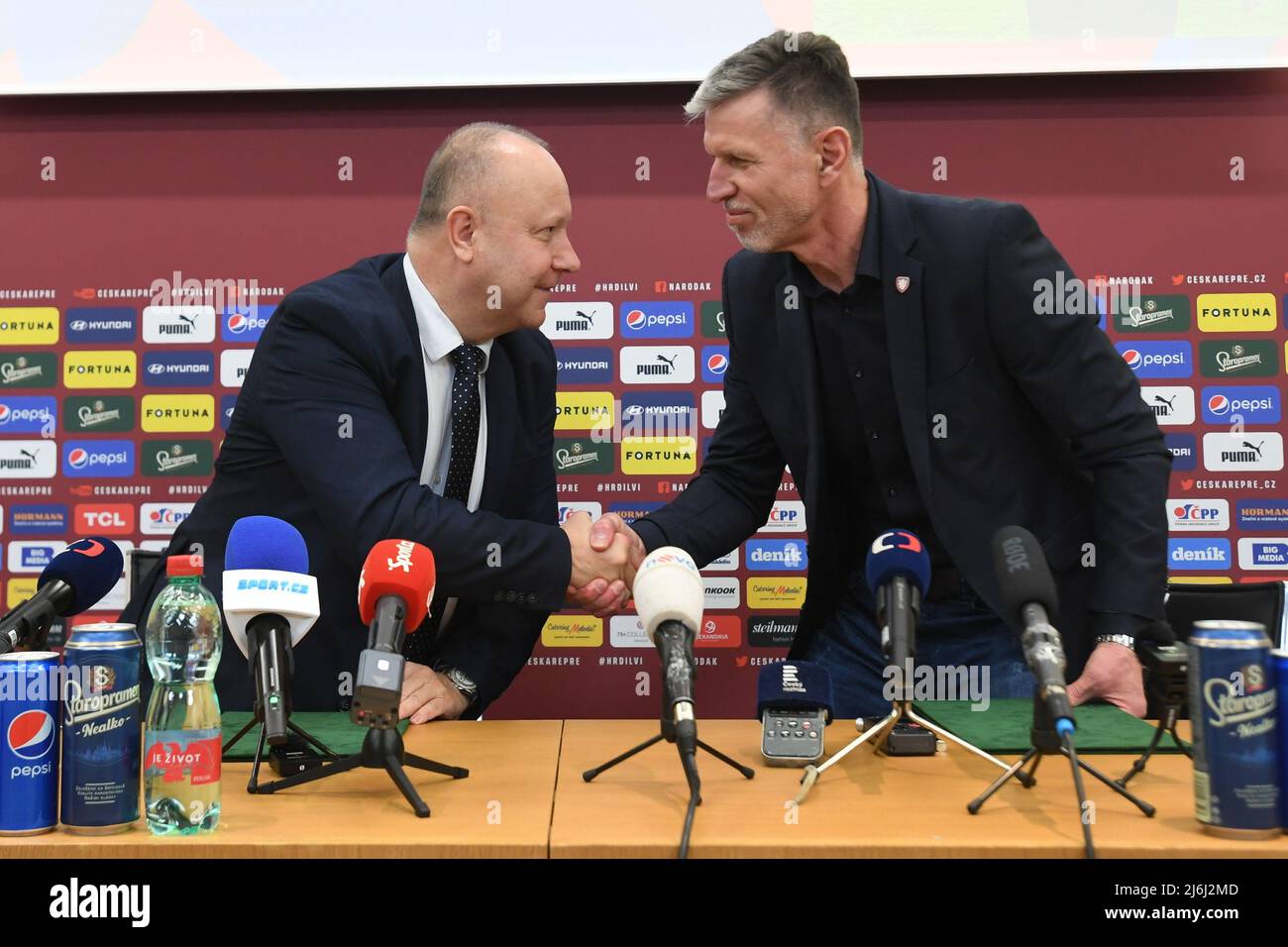 Presidente della Football Association of the Czech Republic (FACR) Petr Fousek, a sinistra, si muove a mano con allenatore capo della squadra di calcio nazionale ceca Jaroslav Silhavy durante la conferenza stampa dell'associazione, il 2 maggio 2022, a Praga, Repubblica Ceca. Silhavy rimane allenatore, ha prorogato il contratto con l'associazione fino al prossimo ciclo di qualifica euro. (Foto CTK/Katerina Sulova) Foto Stock