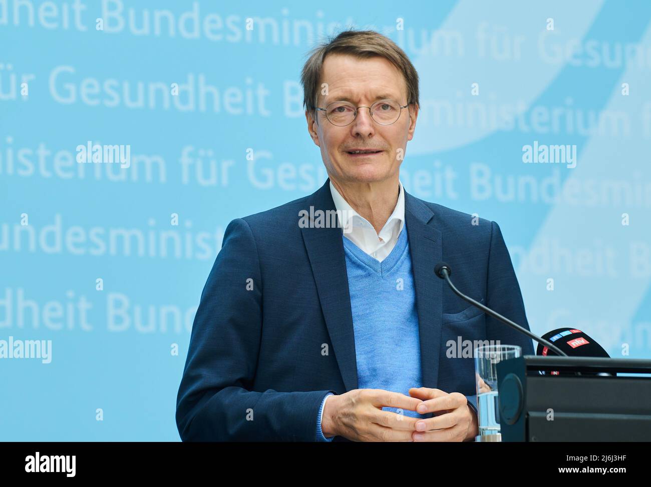 02 maggio 2022, Berlino: Karl Lauterbach (SPD), Ministro federale della sanità, interviene durante la conferenza stampa del Ministero federale della sanità. Il Ministero federale della sanità fornisce informazioni su una commissione che intende sviluppare riforme strutturali in caso di necessità di cambiamento nel settore ospedaliero. Foto: Annette Riedl/dpa Foto Stock