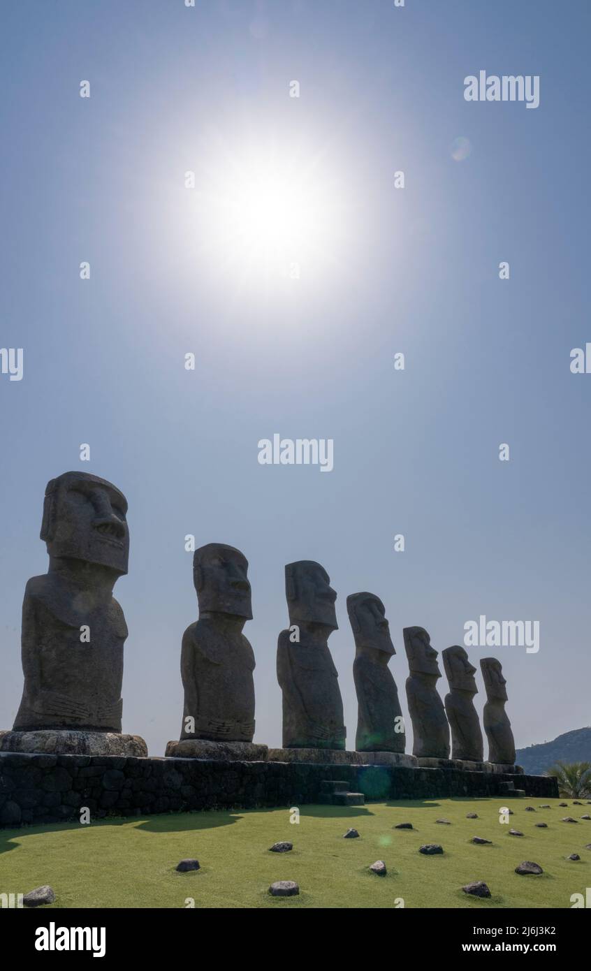 Isola di Pasqua Moai statue repliche al Sun Messe Nichinan, Miyazaki, Kyushu, Giappone Foto Stock