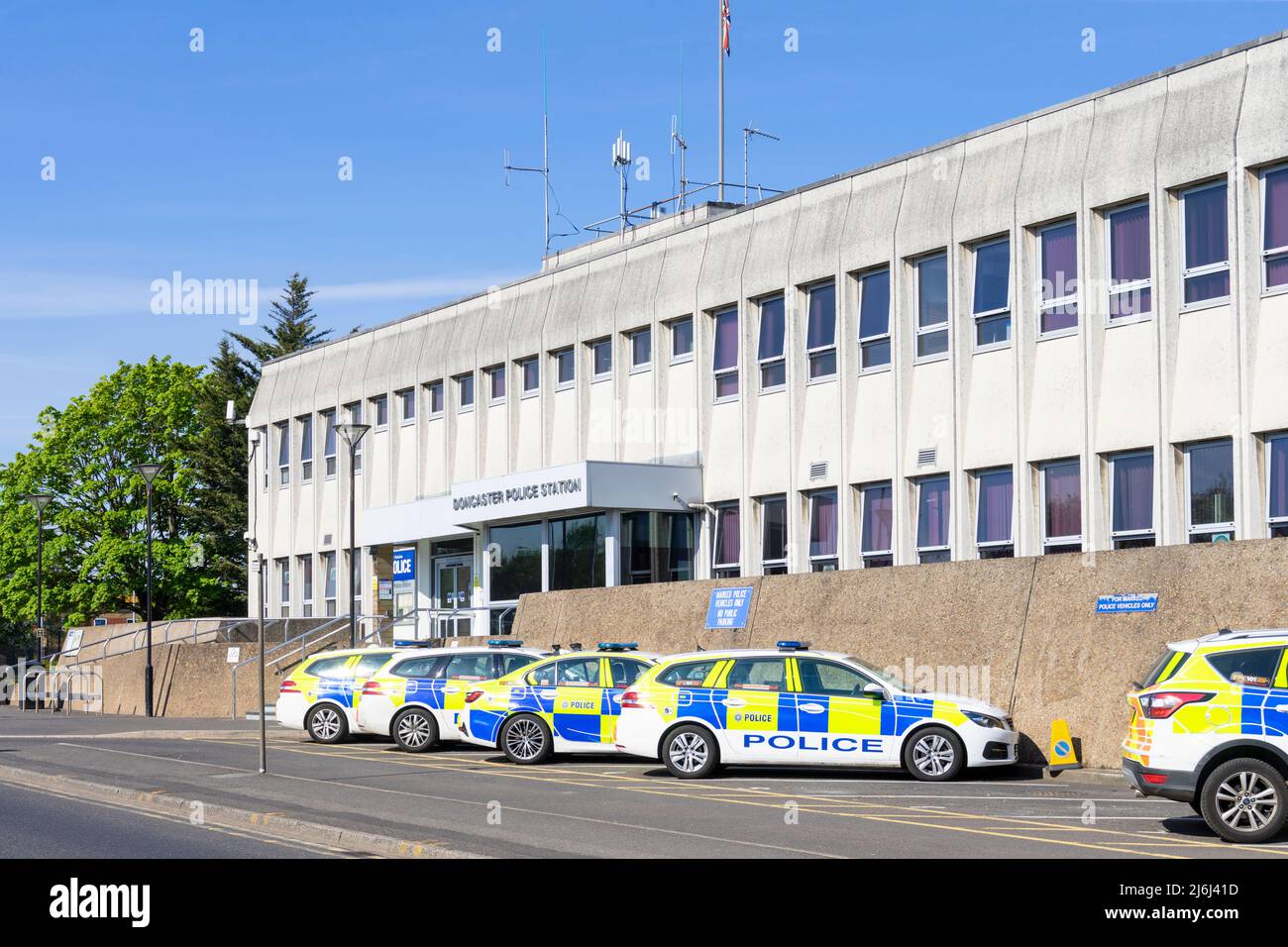 Stazione di polizia uk le auto della polizia parcheggiate fuori dalla stazione centrale di polizia di Doncaster College Road Doncaster South Yorkshire Inghilterra Regno Unito Europa Foto Stock