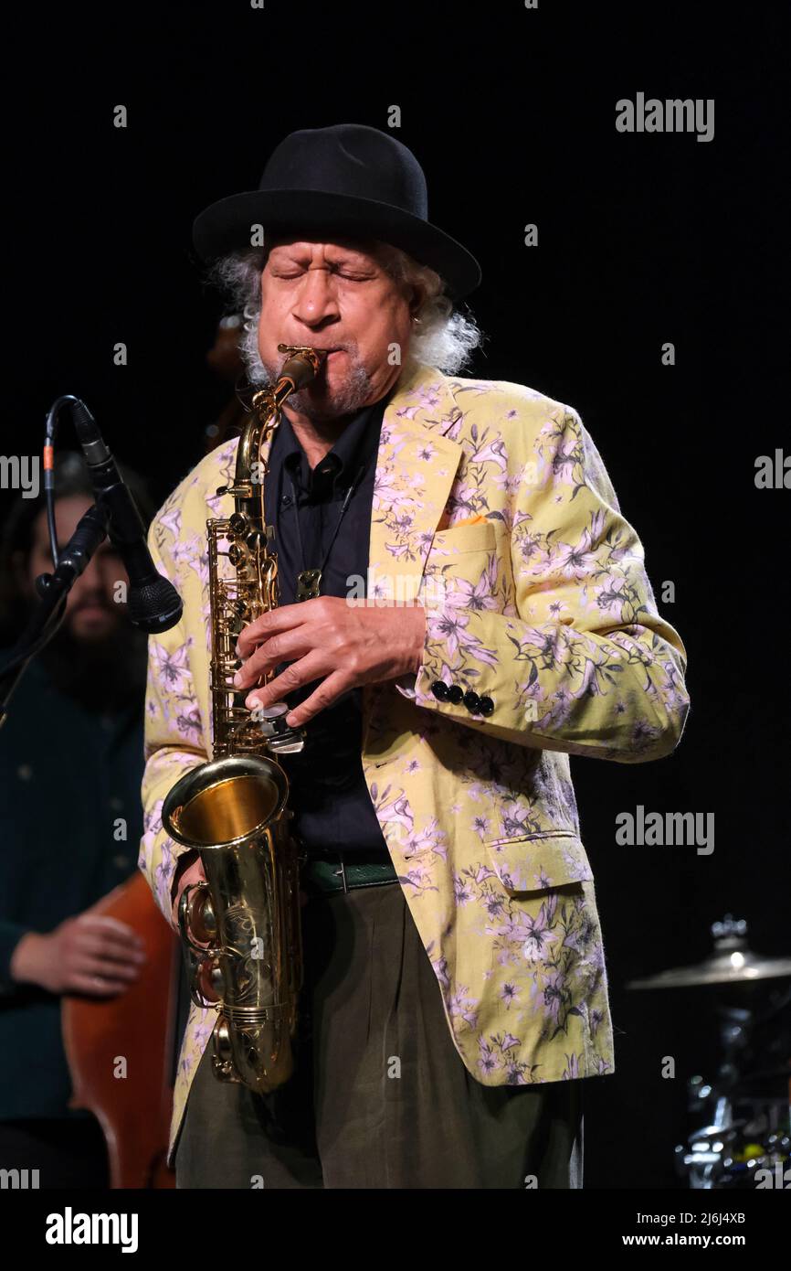 Il sassofonista jazz americano Gary Bartz si esibisce nella Jazz Arena al Cheltenham Jazz Festival il 01 maggio 2022 Foto Stock