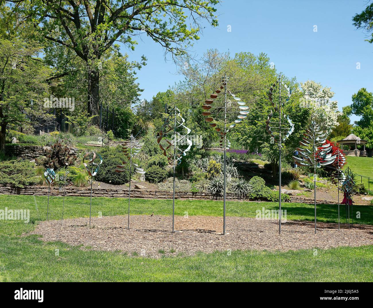 10 sculture di vento, arte, giardino, verde, erba, Alberi, arbusti, gazebo, Arboreto Morris della University of Pennsylvania, Chestnut Hill, PA, primavera Foto Stock