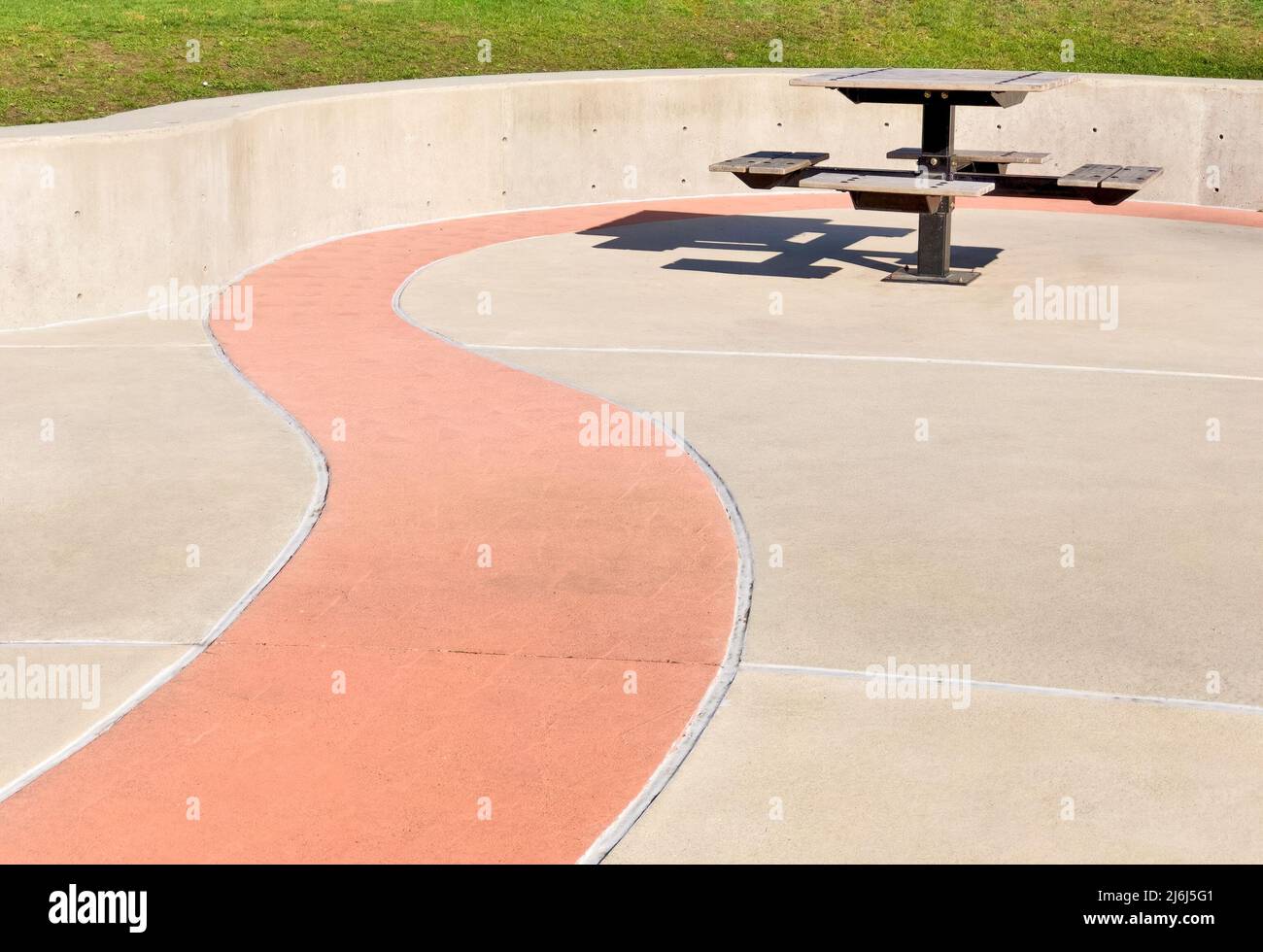 Tavolo da diporto in un parco in una giornata di sole Foto Stock