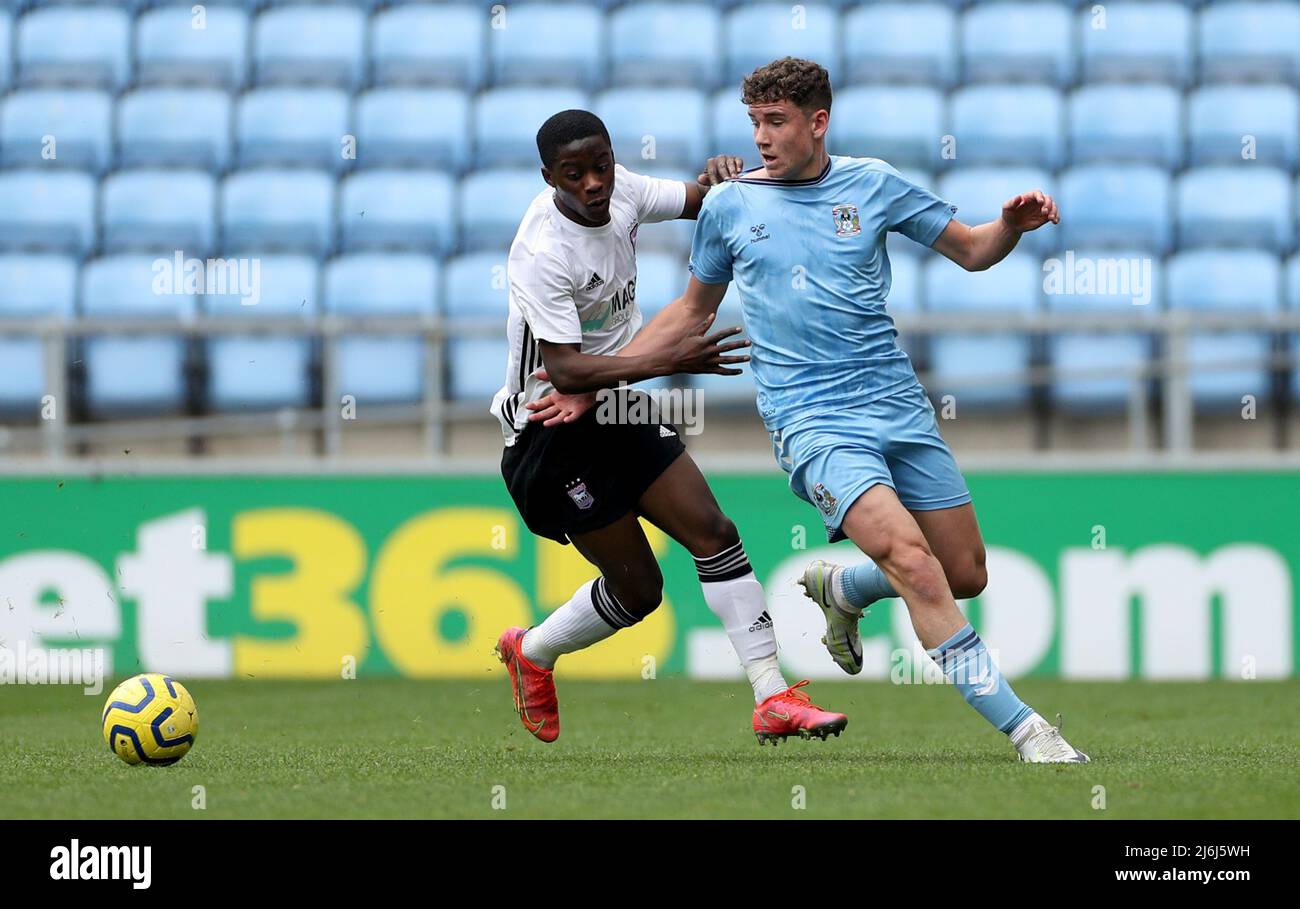 Issac Moore di Coventry batte per la palla con AFI Adebayo di Ipswich durante la finale della Premier League Development Cup alla Coventry Building Society Arena di Coventry. Data foto: Lunedì 2 maggio 2022. Foto Stock