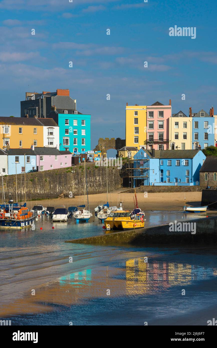 Panoramica città del Regno Unito, vista in estate del porto colorato e la spiaggia banchina a Tenby, Pembrokeshire, Galles, Regno Unito Foto Stock