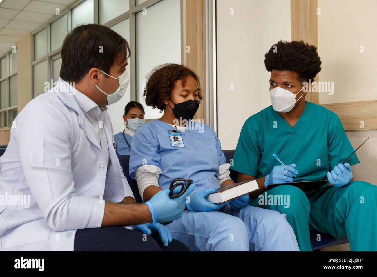 professore medico dare consiglio e discutere con intern squadra di studenti per la pianificazione della chirurgia e il trattamento del paziente nella scuola medica ospedale. healthcar Foto Stock