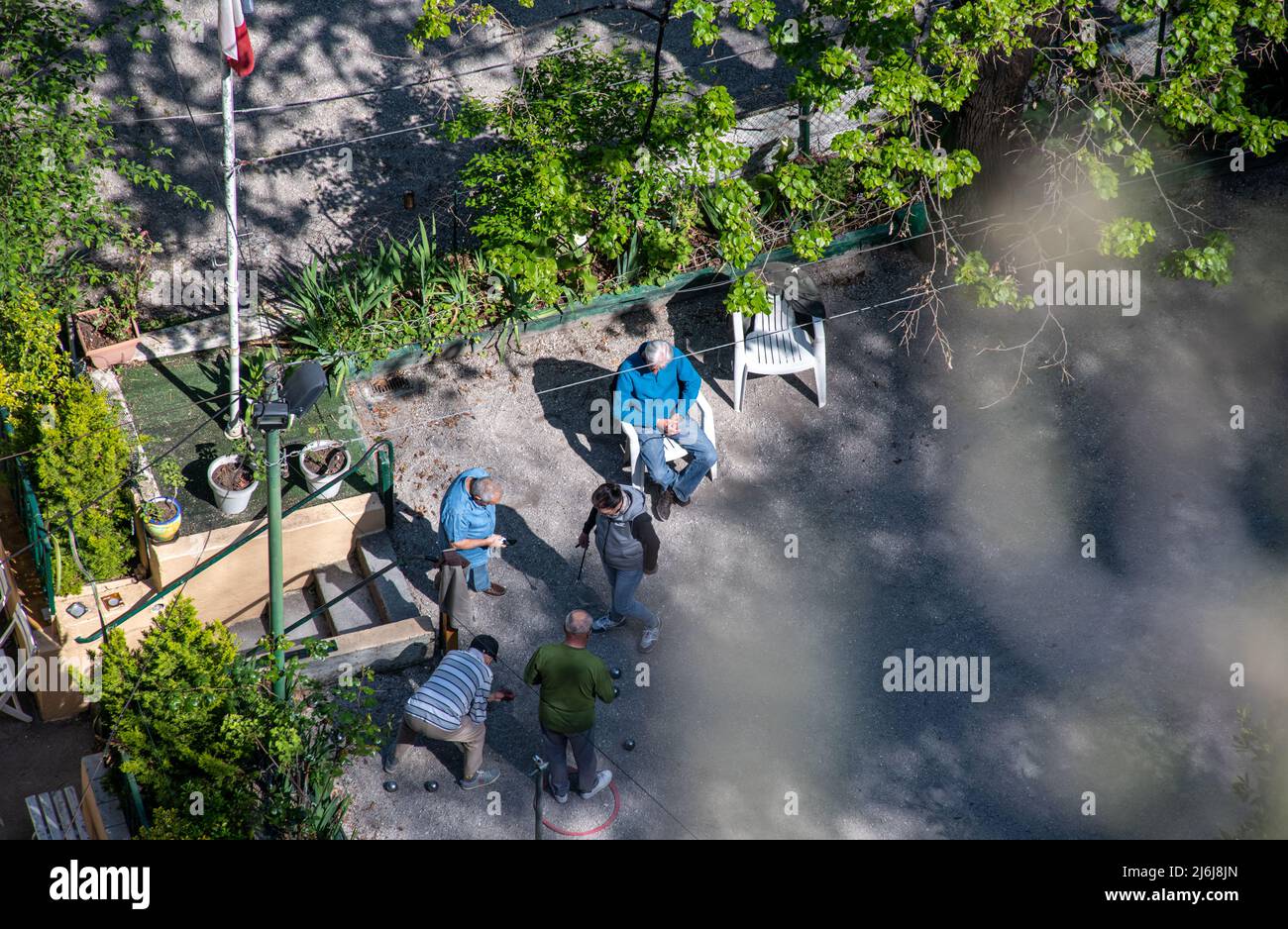 Un colpo di sguardo verso il basso su uomini che giocano a bocce a Nizza Francia. Foto Stock