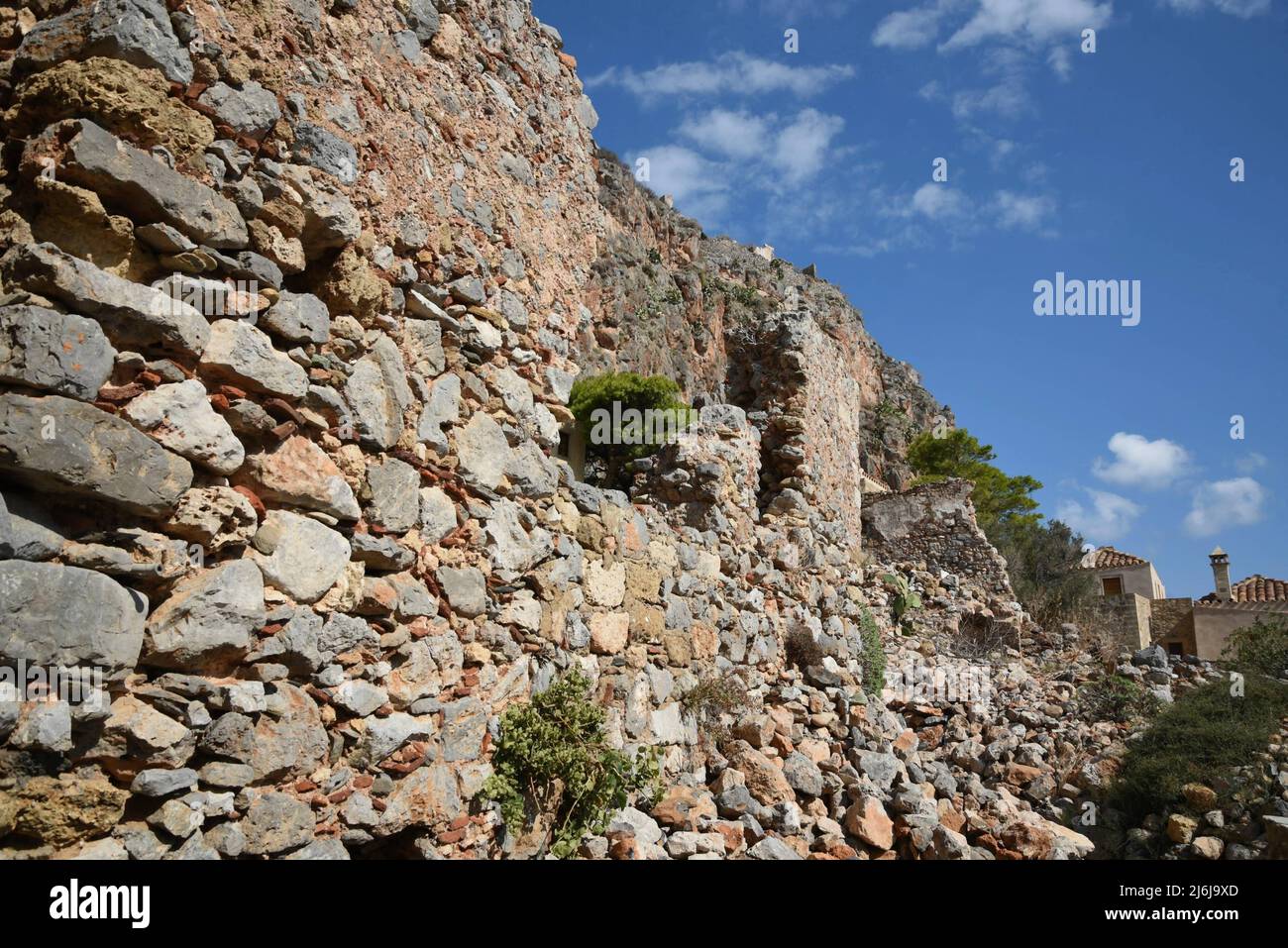 Paesaggio con vista panoramica della Città alta fortificata di Monemvasia in Laconia, Peloponneso Grecia. Foto Stock