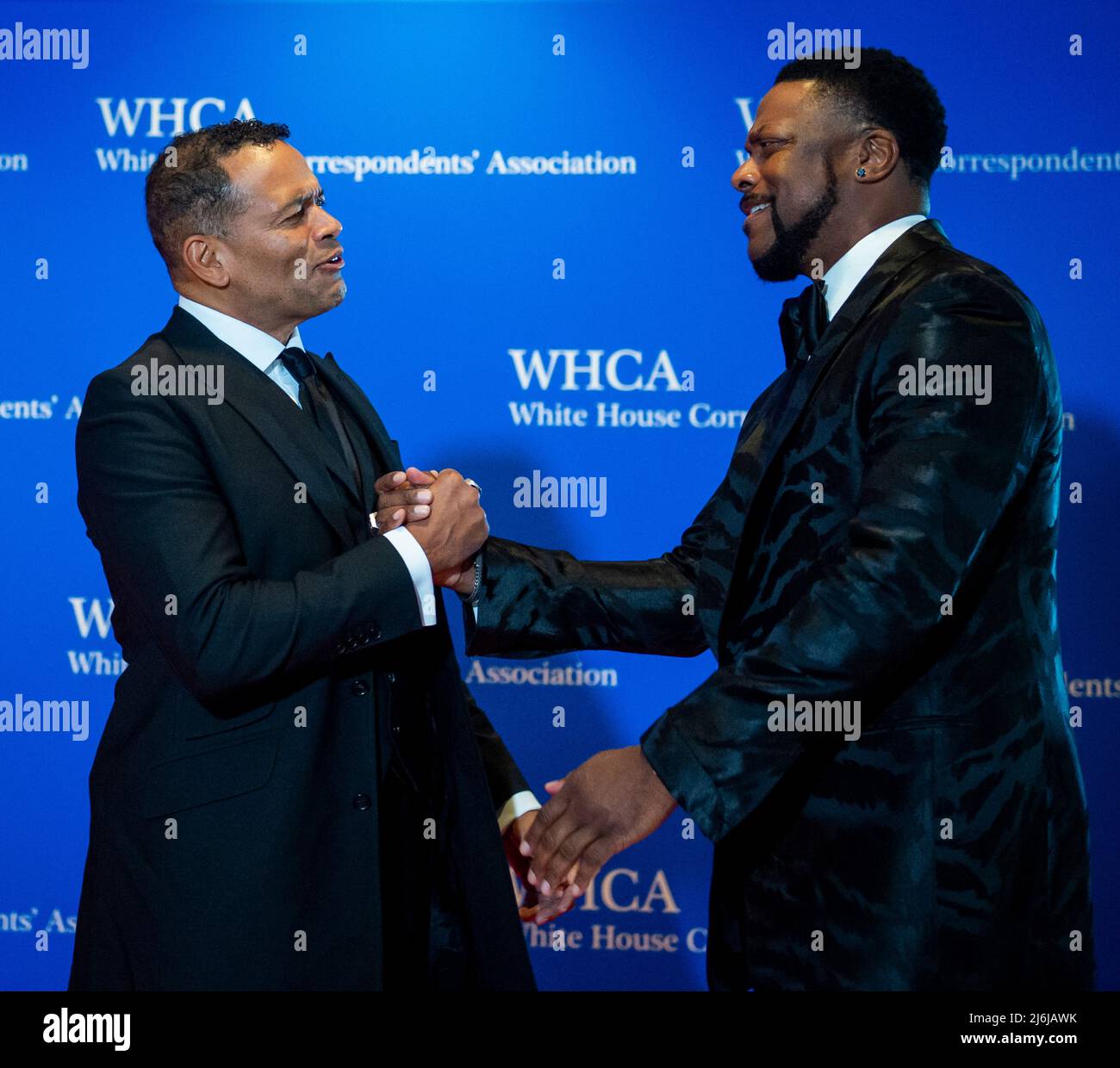 Mario Van Peebles, a sinistra, e Chris Tucker, arriva per la cena annuale 2022 della White House Corinterpelled Association al Washington Hilton Hotel sabato 30 aprile 2022. Questa è la prima volta dal 2019 che la WHCA ha tenuto la sua cena annuale a causa della pandemia COVID-19. Credito: Rod Lamkey / CNP /MediaPunch Foto Stock