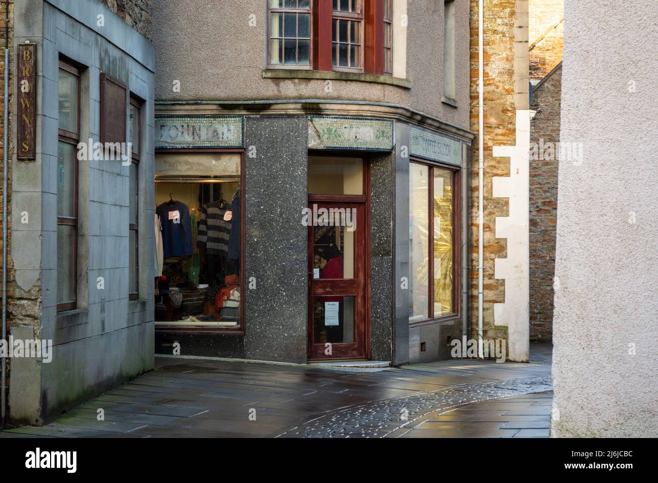 Strada tranquilla a Stromness, Orkney, 2022 Foto Stock