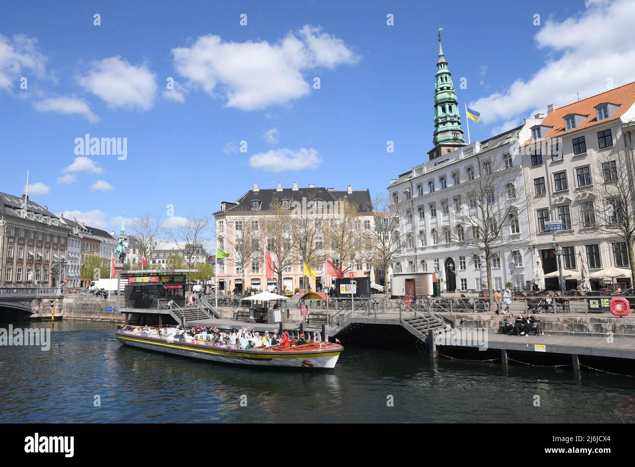 Copenhagen/Denmark/.02 May2022/. Turista pronto per la crociera in barca sul canale a l Copenhagen. Canale nella capitale danese. (Foto..Francis Dean/Dean Pictures) Foto Stock