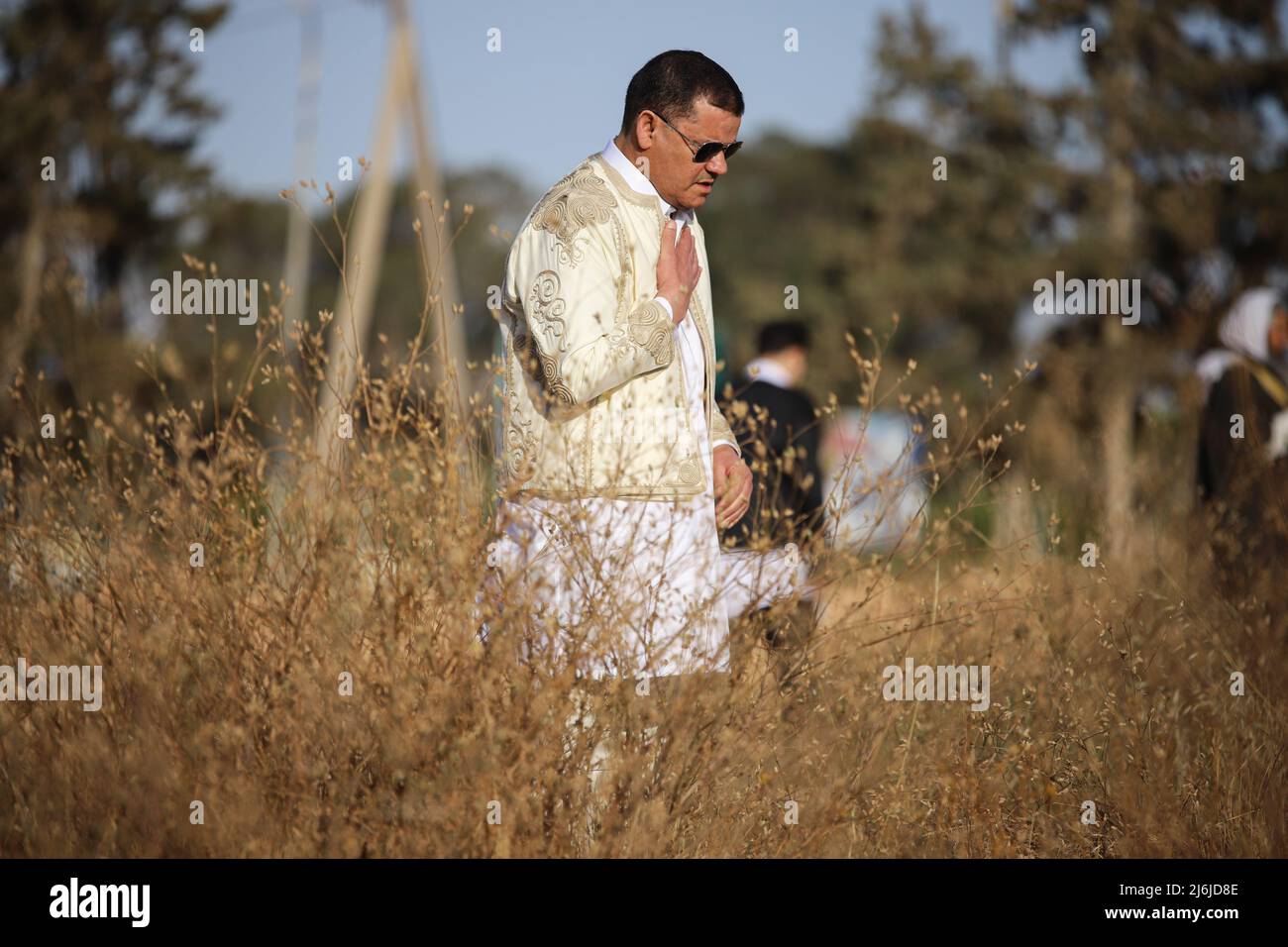 Il primo Ministro libico, Abdel Hamid Dabaiba, ha visto leggere al-Fatihah sulla tomba di sua madre al cimitero di Ali al-Bahari a Misrata. (Foto di Islam Alatrash / SOPA Images/Sipa USA) Foto Stock