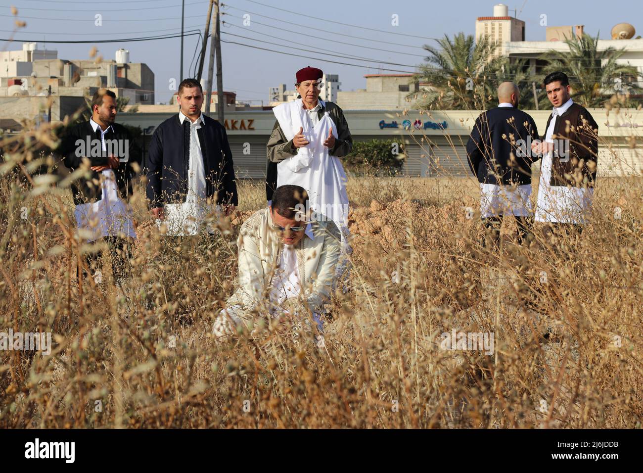 Il primo Ministro libico, Abdul Hamid Dbeibeh (C), ha visto leggere al-Fatihah sulla tomba di sua madre nel cimitero di Ali al-Bahari a Misrata. (Foto di Islam Alatrash / SOPA Images/Sipa USA) Foto Stock