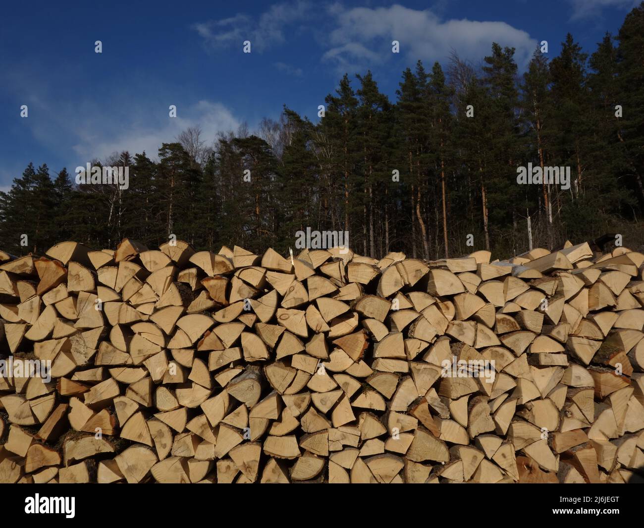 Quando l'inverno viene e con i prezzi costosi dell'elettricità, è probabilmente più sicuro avere una scorta di legna da ardere. Legna da ardere norvegese in pile. Foto Stock