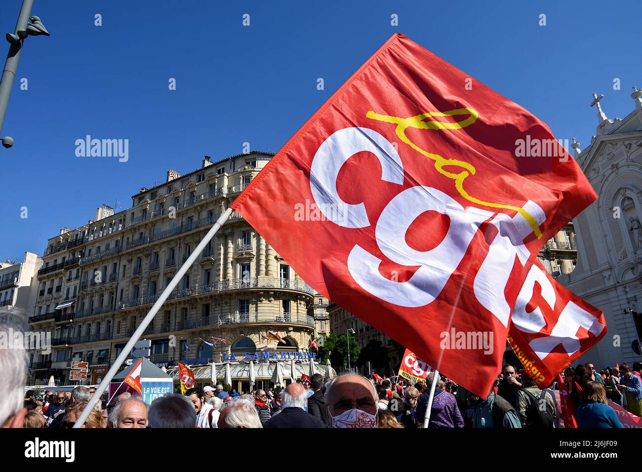 I manifestanti tengono le bandiere durante la dimostrazione. I manifestanti prendono parte alla Giornata annuale del lavoro di maggio, che segna la giornata internazionale del lavoratore. (Foto di Gerard Bottino / SOPA Images/Sipa USA) Foto Stock