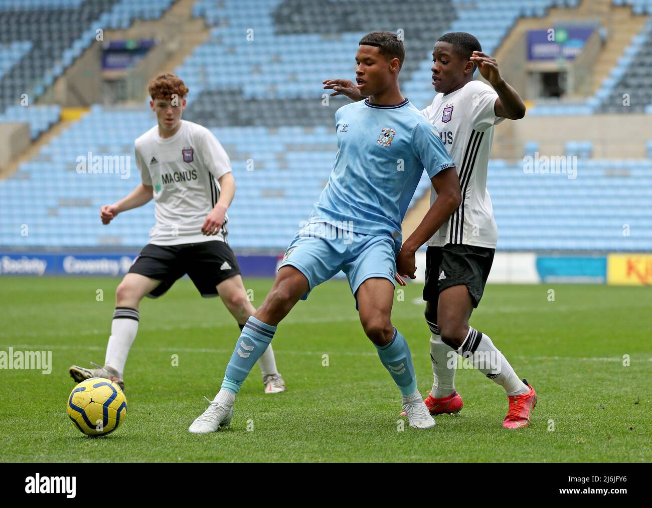 Kai Andrews di Coventry batte per la palla con AFI Adebayo di Ipswich (a destra) durante la finale della Premier League Development Cup alla Coventry Building Society Arena di Coventry. Data foto: Lunedì 2 maggio 2022. Foto Stock