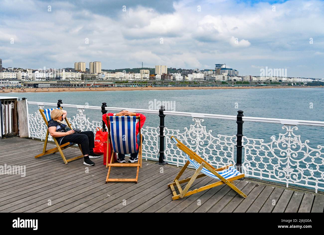 Brighton UK 2nd Maggio 2022 - le folle delle feste della Banca godono di un mix di sole e nuvole sul molo del Palazzo di Brighton: Credit Simon Dack / Alamy Live News Foto Stock