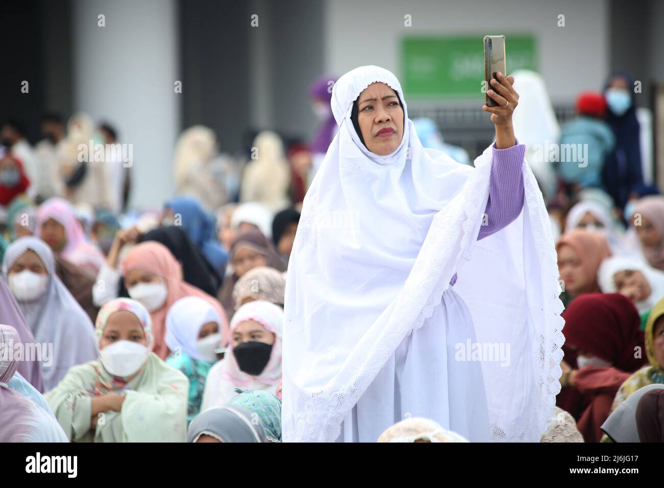 2 maggio 2022, Jakarta, Indonesia: Circa decine di migliaia di musulmani effettuano la preghiera di Eid 1443 Hijri allo Stadio Internazionale di Jakarta (JIS), Tanjung Priok, Giacarta Nord, Indonesia. Per la prima volta JIS è stato usato per la preghiera di Eid, è stato un momento storico. Perché si è tenuto in un nuovo posto e ha segnato una vittoria dopo due anni di essere stato colpito dalla pandemia del Covid-19. (Credit Image: © Kuncoro Widyo Rumpoko/Pacific Press via ZUMA Press Wire) Foto Stock