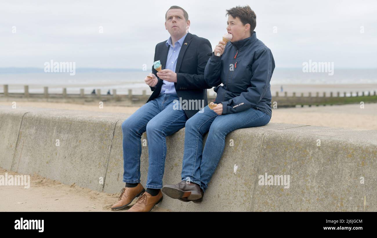 Edimburgo Scozia, Regno Unito maggio 02 2022. Il leader dei conservatori scozzesi Douglas Ross e l’ex leader Ruth Davidson a Portobello sulla scia della campagna elettorale in vista delle elezioni del governo locale di giovedì. Credit sst/alamy live news Foto Stock