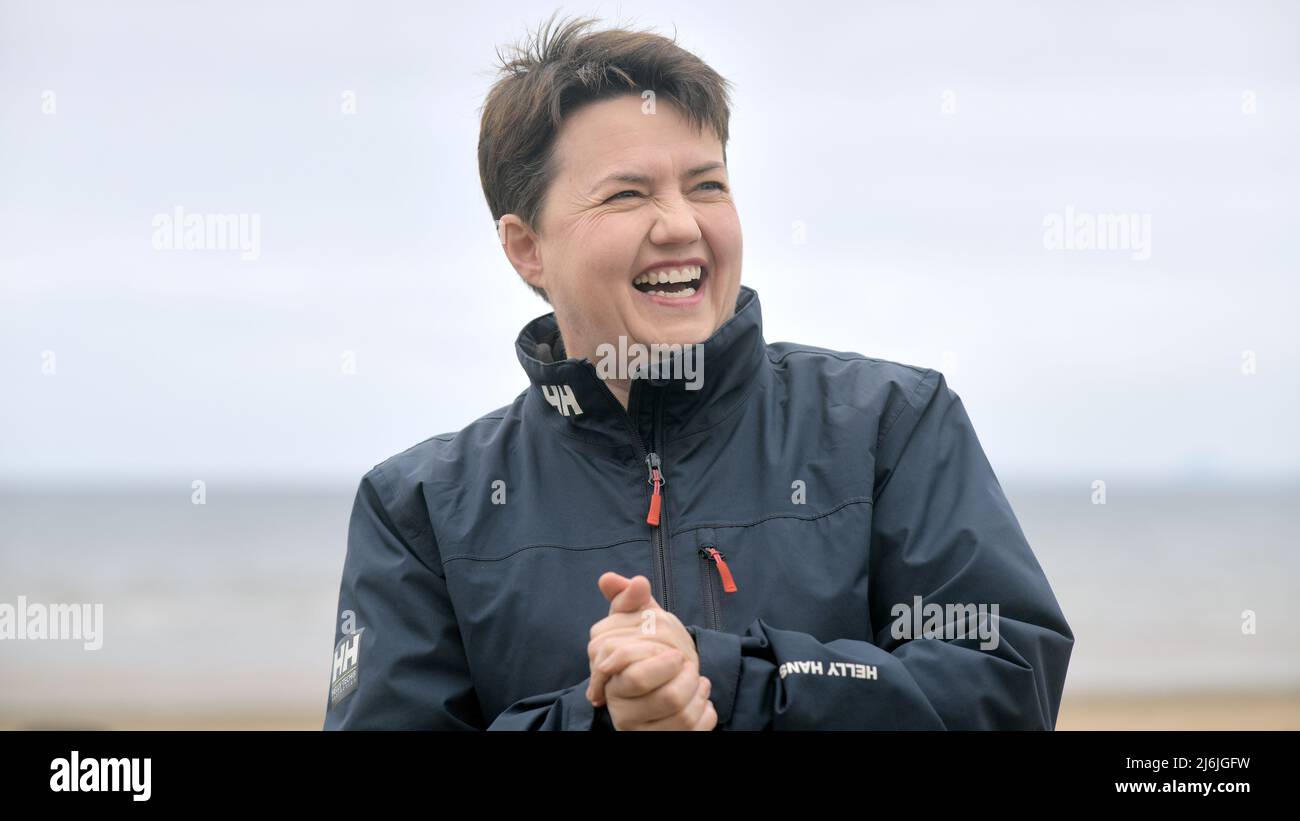 Edimburgo Scozia, Regno Unito maggio 02 2022. Il leader dei conservatori scozzesi Douglas Ross e l’ex leader Ruth Davidson a Portobello sulla scia della campagna elettorale in vista delle elezioni del governo locale di giovedì. Credit sst/alamy live news Foto Stock