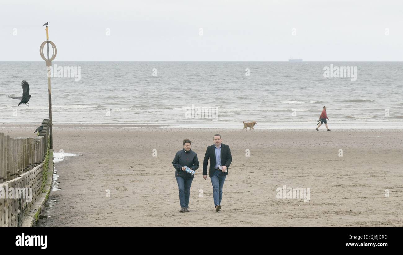 Edimburgo Scozia, Regno Unito maggio 02 2022. Il leader dei conservatori scozzesi Douglas Ross e l’ex leader Ruth Davidson a Portobello sulla scia della campagna elettorale in vista delle elezioni del governo locale di giovedì. Credit sst/alamy live news Foto Stock