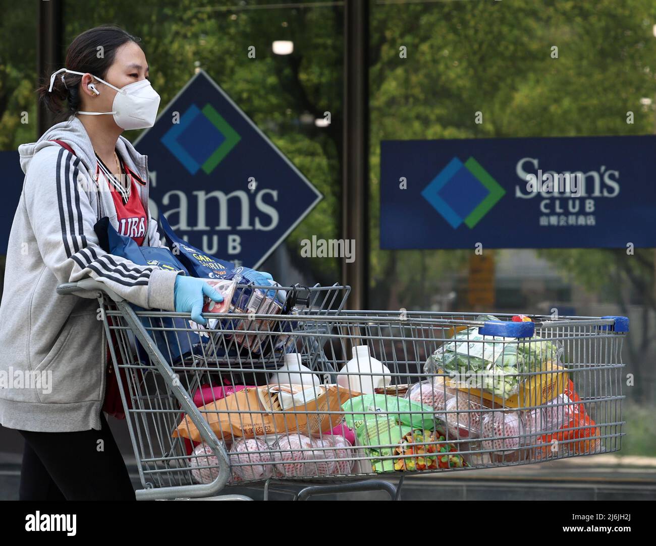 (220502) -- SHANGHAI, 2 maggio 2022 (Xinhua) -- Un cliente passa davanti ad un magazzino Sam's Club a Beicai Town in Pudong New Area, East China's Shanghai, 2 maggio 2022. Le grandi aziende di vendita al dettaglio di Shanghai hanno iniziato a riaprire i loro supermercati in occasione della recente ripresa del COVID-19. (Xinhua/Chen Jianli) Foto Stock