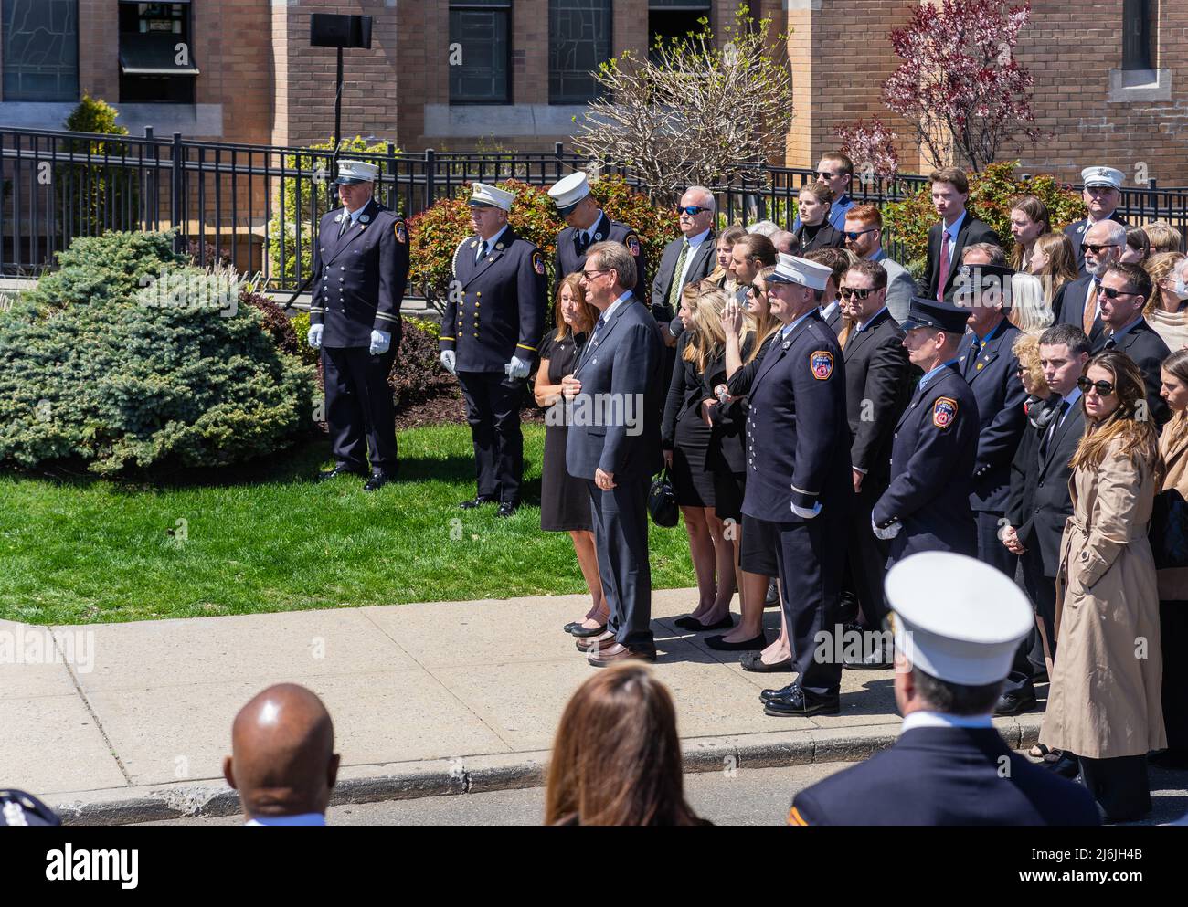 La famiglia, gli amici e migliaia di altri vigili del fuoco hanno detto il loro ultimo addio al pompiere caduto Timothy Klein alla chiesa di St. Francis de Sales a Belle Harbor Queens, NY 29 aprile 2022. Timothy Klein di Ladder 170 morì domenica 24 aprile 2022 in un incendio di tre allarmi a Canarsie. (Foto di Steve Sanchez/Sipa USA) Foto Stock