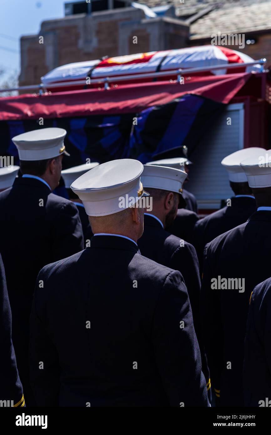 La famiglia, gli amici e migliaia di altri vigili del fuoco hanno detto il loro ultimo addio al pompiere caduto Timothy Klein alla chiesa di St. Francis de Sales a Belle Harbor Queens, NY 29 aprile 2022. Timothy Klein di Ladder 170 morì domenica 24 aprile 2022 in un incendio di tre allarmi a Canarsie. (Foto di Steve Sanchez/Sipa USA) Foto Stock