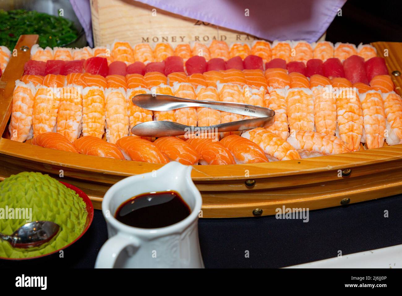 Sushi fresco - salmone, gamberi e tonno al buffet del pranzo Foto Stock
