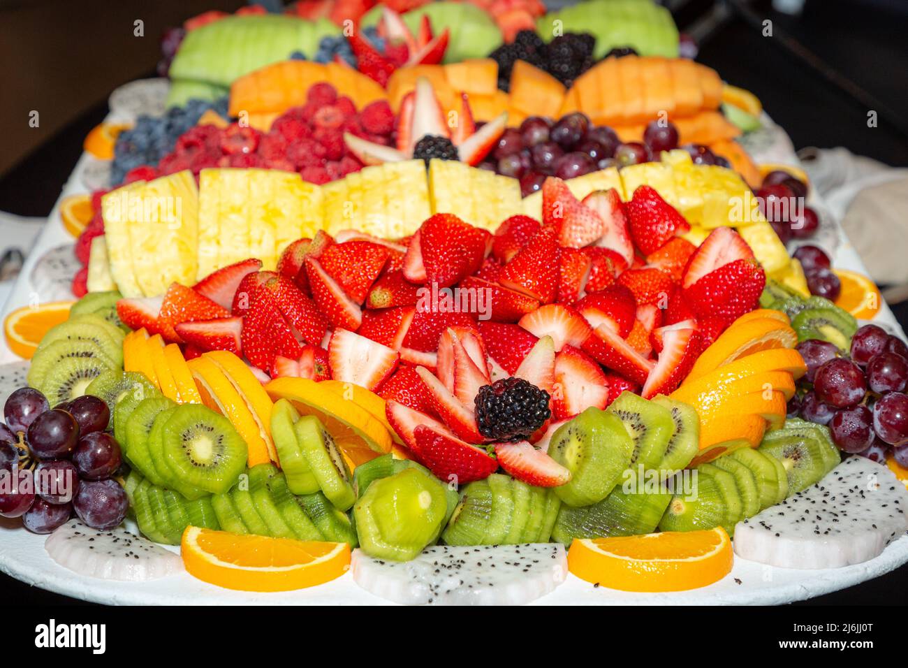 Frutta colorata, affettata e servita a pranzo a buffet Foto Stock