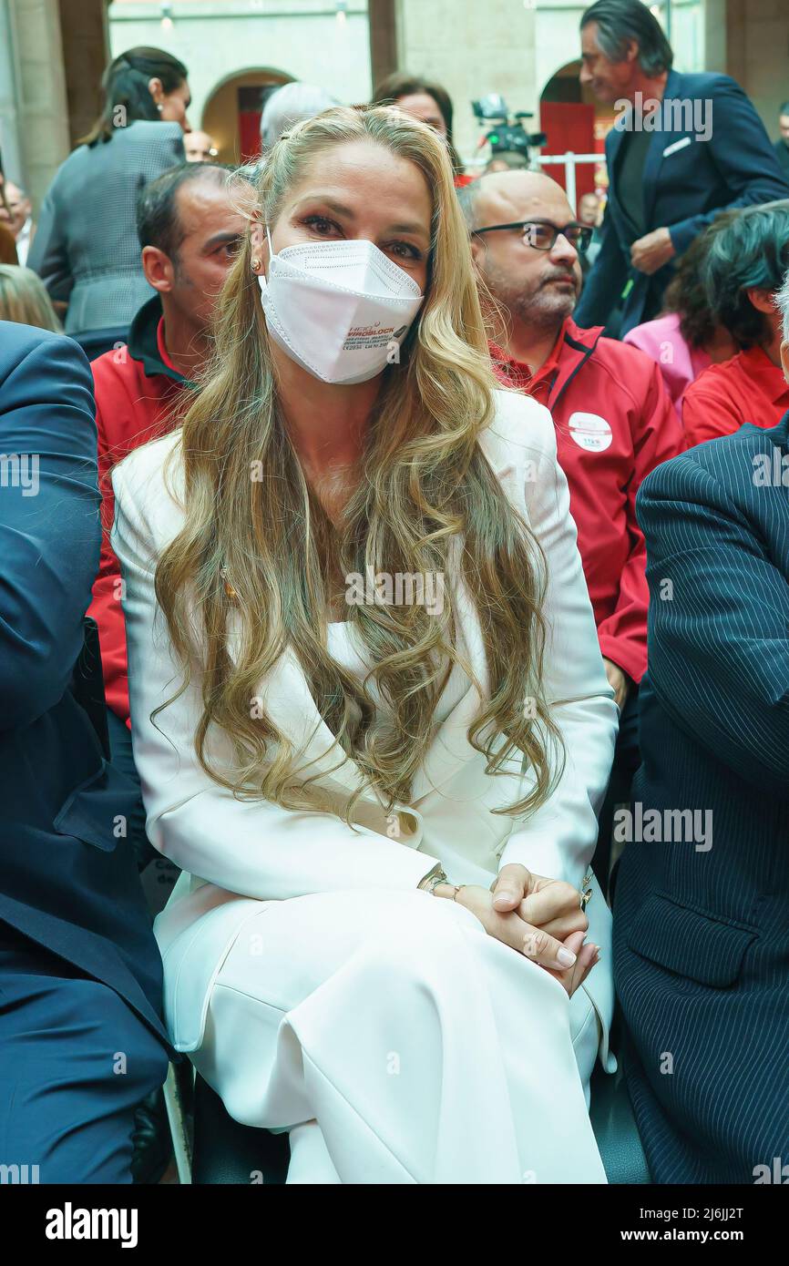 Madrid, Spagna - 02 maggio 2022, Esther Alcocer Koplowitz alla cerimonia per la consegna delle Medaglie della Comunità di Madrid e decorazioni dell'Ordine del 2nd maggio, presso la Real Casa de Correos, a Madrid. Con questi premi, come ogni 2nd maggio, la Comunità di Madrid vuole decorare 19 personalità ed entità eccezionali della società civile di Madrid. Ogni 2nd maggio, la Comunità di Madrid commemora la prima rivolta popolare contro le truppe napoleoniche, che ha portato alla guerra d'indipendenza. Credit: SOPA Images Limited/Alamy Live News Foto Stock