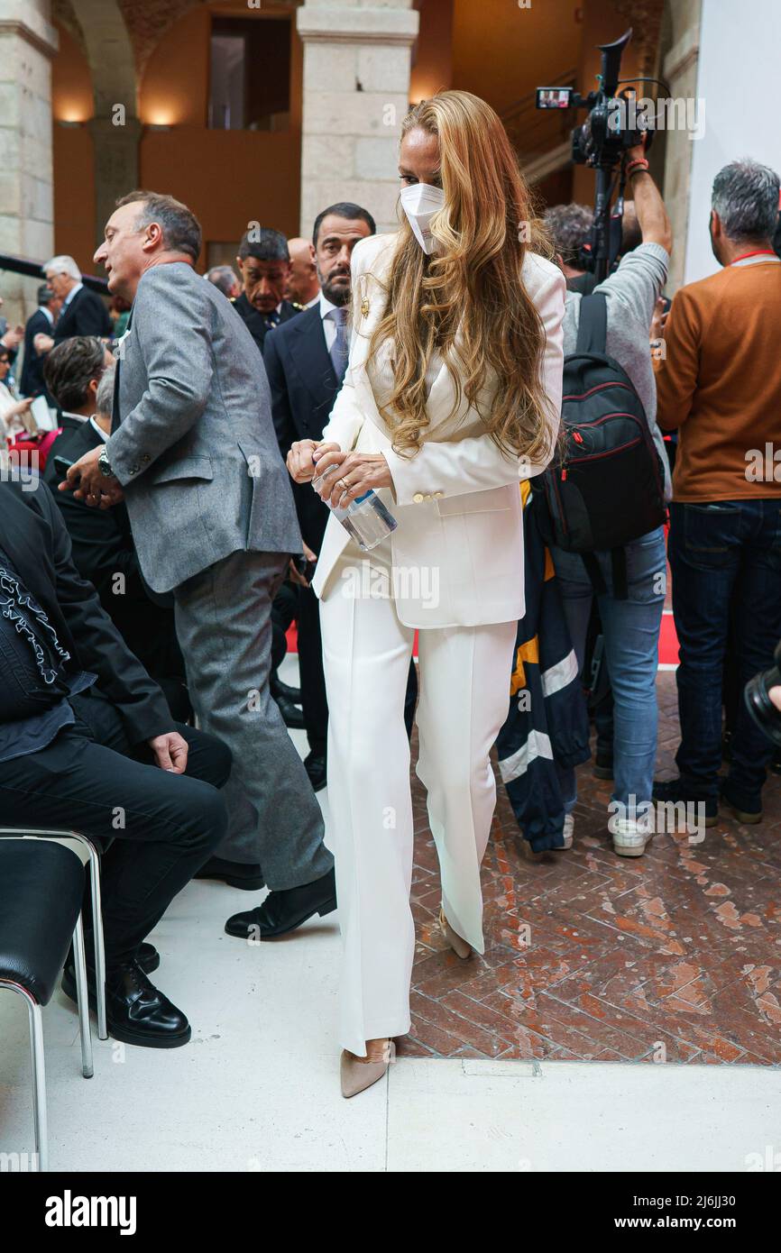 Madrid, Spagna - 02 maggio 2022, Esther Alcocer Koplowitz alla cerimonia per la consegna delle Medaglie della Comunità di Madrid e decorazioni dell'Ordine del 2nd maggio, presso la Real Casa de Correos, a Madrid. Con questi premi, come ogni 2nd maggio, la Comunità di Madrid vuole decorare 19 personalità ed entità eccezionali della società civile di Madrid. Ogni 2nd maggio, la Comunità di Madrid commemora la prima rivolta popolare contro le truppe napoleoniche, che ha portato alla guerra d'indipendenza. Credit: SOPA Images Limited/Alamy Live News Foto Stock