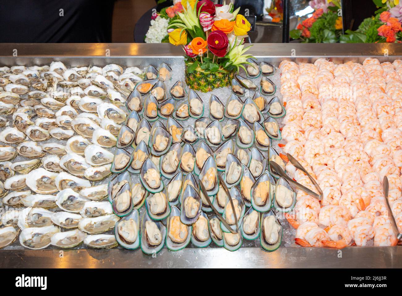 Ostriche su un semiguscio e gamberi a un buffet di pranzo. Foto Stock