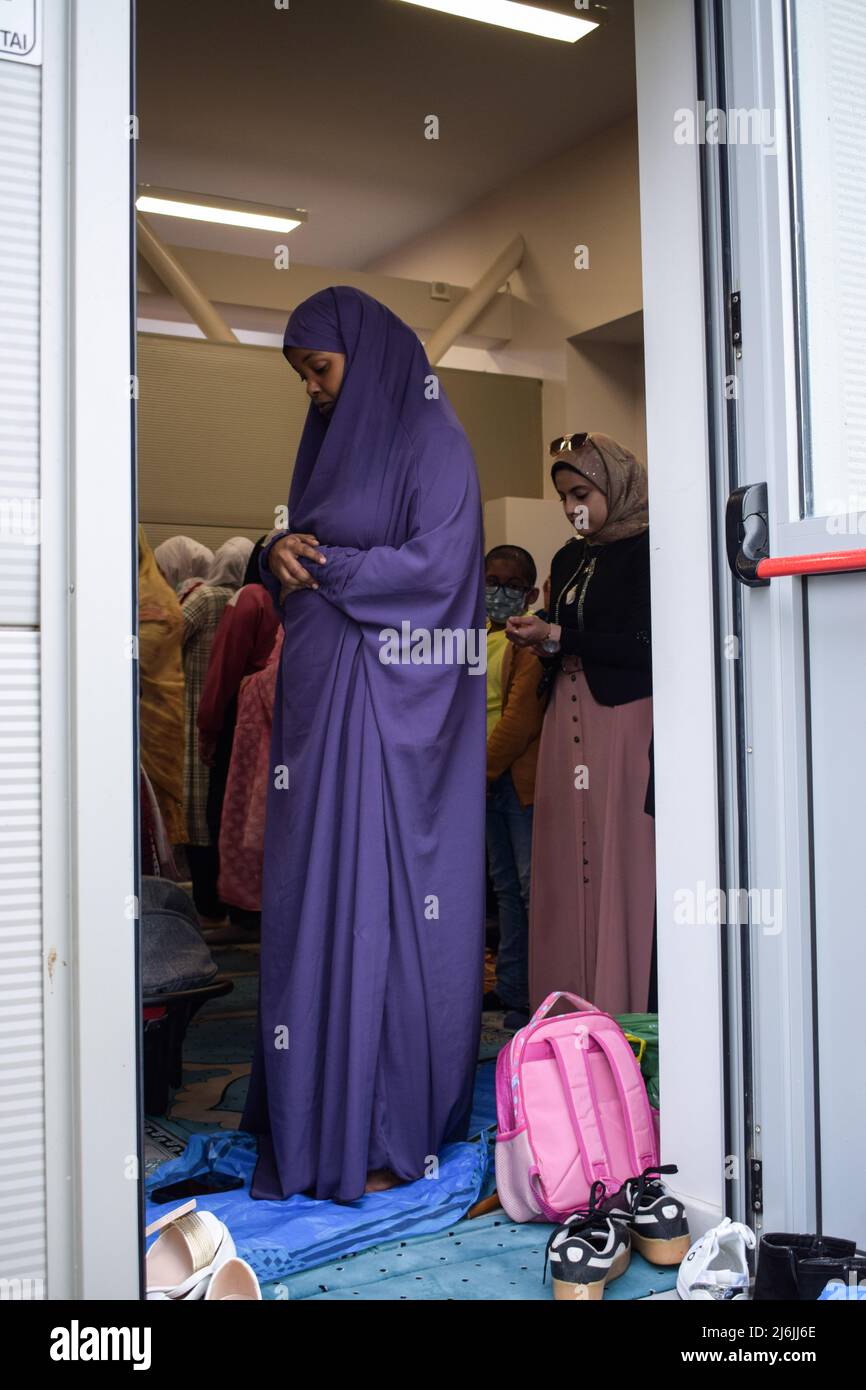 Atene, Grecia, 2 maggio 2022. I fedeli si riuniscono per eseguire la preghiera di Eid al-Fitr presso la moschea ufficiale della capitale greca. Credit: Dimitris Aspiotis / Alamy Live News Foto Stock